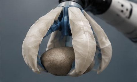 Eine gefaltete Schale statt fünf Finger: der Origami-Greifer