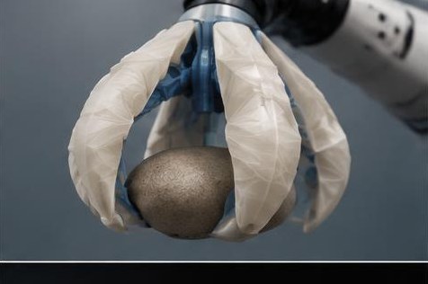 Eine gefaltete Schale statt fünf Finger: der Origami-Greifer