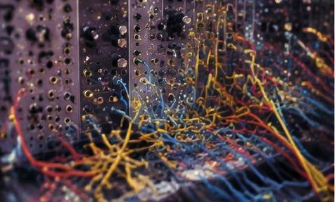 Kabel als Komposition: Was modulare Synthesizer besonders macht